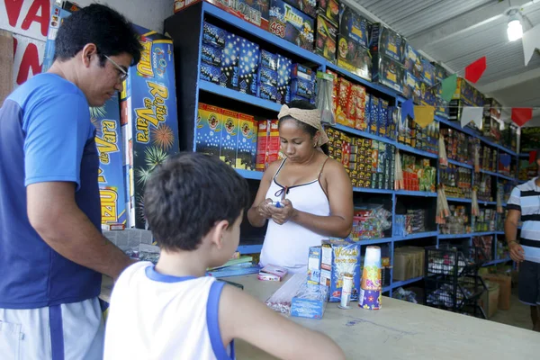 Salvador, Bahia / Brezilya - 17 Haziran 2015: Müşteriler Salvador 'da bir dükkandan havai fişek alırken görüldü.
