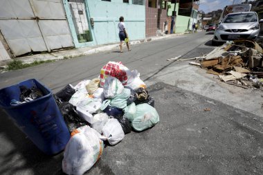 Simoes filho, bahia / brrazil - 24 Nisan 2019: Simoes Filho kentindeki Jardim Eldorado mahallesinde çöp toplanması görüldü