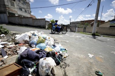 Simoes filho, bahia / brrazil - 24 Nisan 2019: Simoes Filho kentindeki Jardim Eldorado mahallesinde çöp toplanması görüldü
