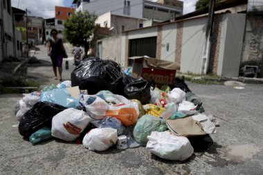 Simoes filho, bahia / brrazil - 24 Nisan 2019: Simoes Filho kentindeki Jardim Eldorado mahallesinde çöp toplanması görüldü