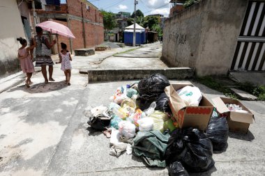Simoes filho, bahia / brrazil - 24 Nisan 2019: Simoes Filho kentindeki Jardim Eldorado mahallesinde çöp toplanması görüldü