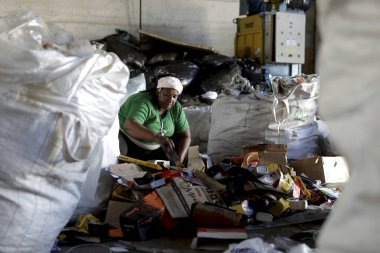 Feira de Santana, Bahia / Brezilya - 15 Mayıs 2019: Kadınlar, Feira de Santana şehrindeki geri dönüşüm kooperatifinde geri dönüşüm malzemelerini ayırıyor