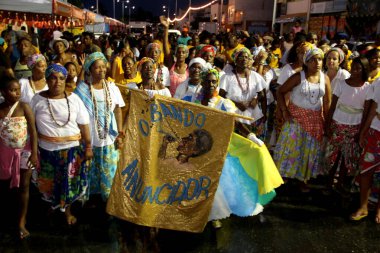 Salvador, Bahia / Brezilya - 22 Şubat 2014: Bando Anunciador üyeleri ve Salvador 'daki Itapua mahallesinin sakinleri Nossa Senhora da Conceicao Kilisesi' ndeki kilisenin yıkanmasına katılıyorlar. * * * Yerel altyazı * *