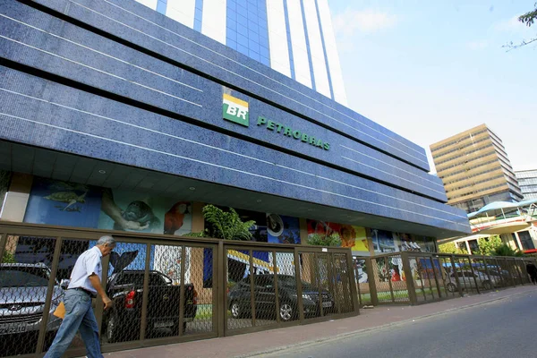 Salvador, Bahia / Brezilya - 10 Ekim 2019: Salvador 'daki Itaigara mahallesindeki Petrobras genel merkez binasının görüntüsü. * * * Yerel altyazı * *