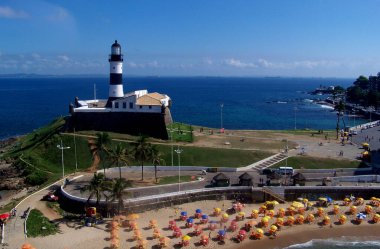 Salvador, Bahia / Brezilya - 15 Mayıs 2014: Barra Mahallesi 'nin yanı sıra Barra Deniz Feneri' ni görebileceğiniz Salvador şehrinin hava manzarası