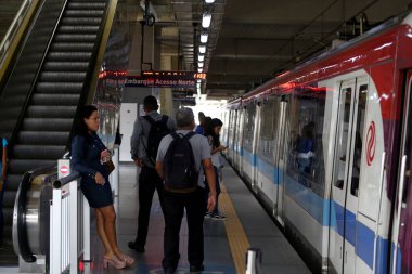 Salvador, Bahia / Brezilya - 25 Mart 2019: Yolcular Salvador şehrinin metro istasyonunda yolcu alırken görüldü.