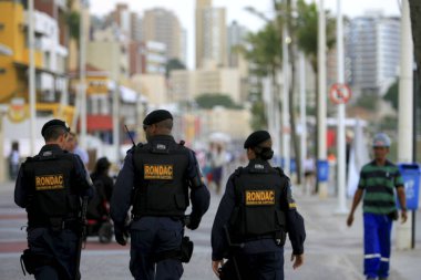 Salvador, Bahia / Brezilya - 21 Şubat 2014: Salvador Belediyesinin askerleri Farol da Barra bölgesinde devriye geziyor. * * * Yerel altyazı * *