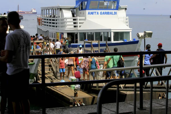 Salvador Bahia Brazil Листопад 2013 Пасажири Під Час Посадки Катері — стокове фото