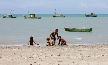Prado, Bahia / Brezilya - 27 Şubat 2011: Çayırlık alanda plajda oynayan çocuklar görülüyor