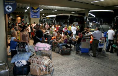 Salvador Bahia / Brezilya - 11 Ekim 2007: Yolcular Salvador kentindeki otobüs terminalinin kapısında görüldü.