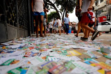 Salvador, Bahia / Brezilya - 7 Ekim 2018: Salvador şehrindeki seçimlerde aday açıklama broşürü görüldü. * * * Yerel altyazı * * .