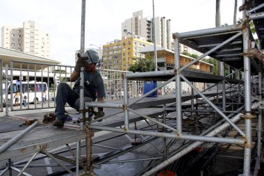 Salvador, Bahia / Brezilya - 23 Ocak 2013: işçiler Salvador şehrindeki karnaval için metal yapıların montajı sırasında görülürler.