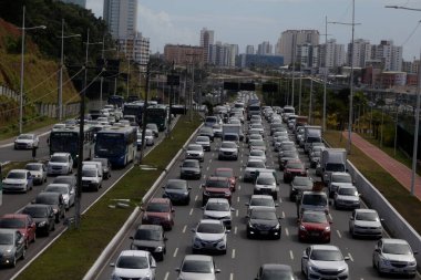 Salvador, Bahia / Brezilya - Kasım 14, 2018: Salvador 'da Avenida Luiz Viana' da araçlar trafik sıkışıklığında görüldü.