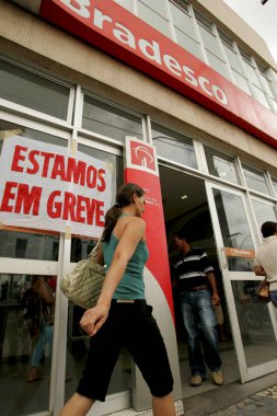 Eunapolis, Bahia / Brezilya - 2 Ekim 2009: Eunapolis 'teki Bradesco bankasında banka çalışanlarının grevini ilan eden poster
