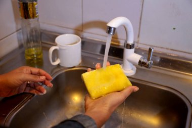 Salvador, Bahia / Brezilya - 9 Temmuz 2017: Salvador 'da mutfak lavabosunda bulaşık yıkama süngeri. * * * Yerel altyazı * * .