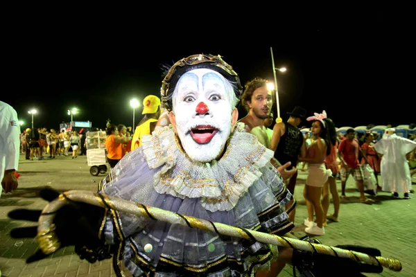 Valletta, Malta - mar 06 - mujer vistiendo máscara veneciana