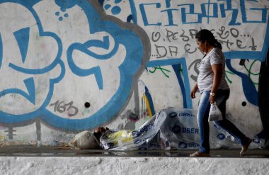 Salvador, Bahia / Brezilya - 10 Kasım 2016: Salvador şehir merkezinde bir üst geçidin yanında evsiz bir adam görüldü