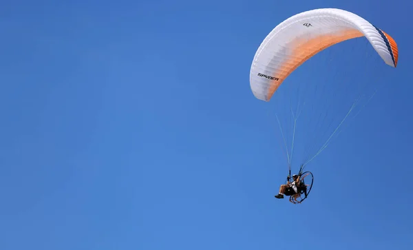 Salvador Bahia Brasil Septiembre 2016 Hombre Volando Con Paramoto Jardim — Foto de Stock