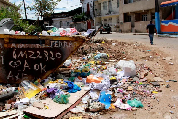 Salvador, Bahia / Brezilya - 15 Ekim 2012: Salvador 'daki Lobato mahallesinde atık deposu