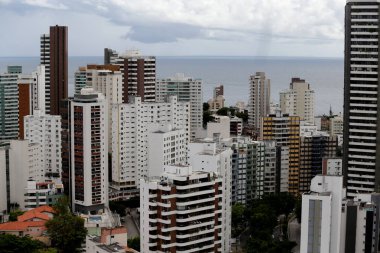 Salvador, Bahia / Brezilya - 15 Mart 2017: Salvador şehrindeki Barra semtindeki yerleşim yerlerinin hava görüntüsü