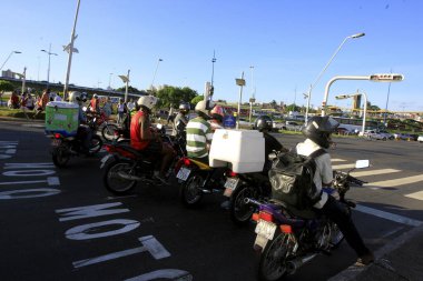 Salvador, Bahia / Brezilya - 10 Aralık 2013: Salvador kentindeki yaya geçidi yakınlarındaki arabalardan ayrı bir alanda motosikletliler görüldü.