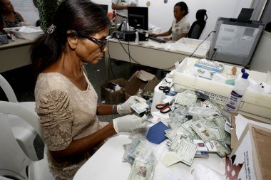 Salvador, Bahia / Barazil - 6 Mart 2014: kadın, Salvador 'daki karnaval sırasında sokakta bulunan belgeleri ayırdı