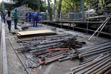 Salvador, Bahia / Barazil - 6 Mart 2014: işçiler Salvador karnavalında kullanılan metal yapıyı sökmek için çalışıyorlar. * * * Yerel altyazı * *