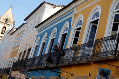 Salvador, Bahia / Brezilya - 15 Ağustos 2018: Salvador şehrindeki Pelourinho 'daki eski evlerin cephelerinin renkleri