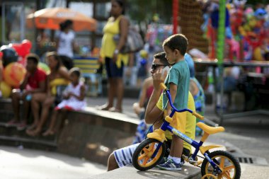 Salvador, Bahia / Brezilya - 9 Mart 2014: Salvador 'un Campo Grande mahallesindeki Praaa 2 de Julho' da çocuklar oynarken görüldü.