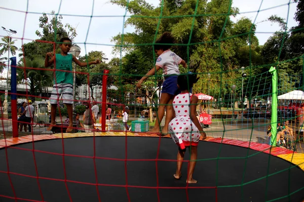 2014年3月9日 子供たちがサルバドール市カンポ グランデ地区のプラア2 ジュロで遊んでいるのが見えます — ストック写真