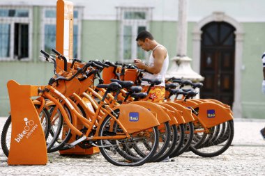 Salvador, Bahia / Brezilya - 22 Ağustos 2014: Salvador Vai de Bike projesi kullanıcıları Salvador şehrindeki bisiklet parkından bir bisiklet çıkardı. Banco Itau ve belediye ortaklığı ile yürütülen proje.