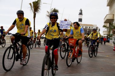 Salvador, Bahia / Brezilya - 23 Ağustos 2014: Salvador Barra bölgesindeki Movimento Salvador Vai de Bike projesi tarafından desteklenen bisiklet turunda insanlar görülüyor.