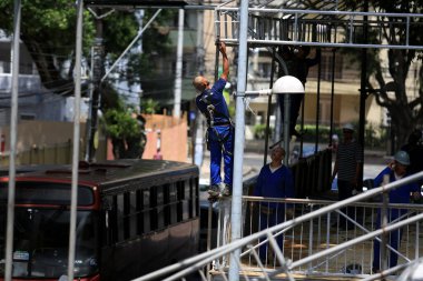 Salvador, Bahia / Brezilya - 11 Şubat 2016: Campo Grande Mahallesi 'nde Salvador Karnavalı' nda kullanılan kulübe yapısını sökmeye çalışan işçiler