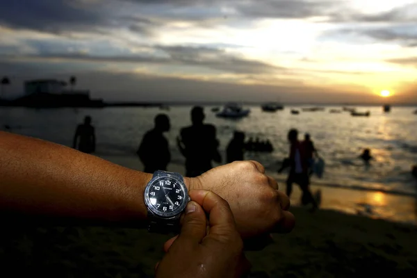 Salvador Bahia Brazil Oktober 2014 Mensen Worden Gezien Die Klok — Stockfoto