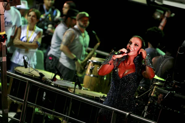 2015年2月16日 サルバドール市のカーニバルの際 歌手のイヴェテ サンガロが近所で公演中に見られる — ストック写真