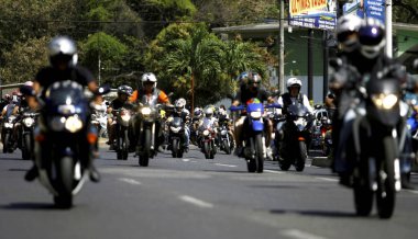 Salvador, Bahia / Brezilya - 14 Eylül 2014: Motosikletliler Salvador sokaklarında yürürken görüldü