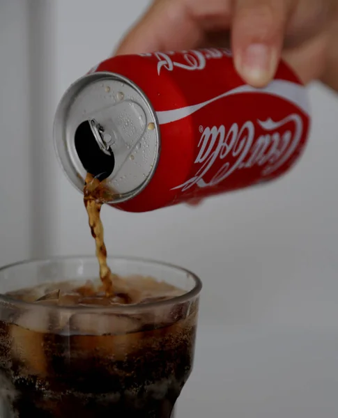 2015年1月16日ブラジル バイーア州サラドール コカコーラのソーダ缶がサルバドール市内で販売されている 本内容は上記のウェブ版に掲載されている記事を — ストック写真