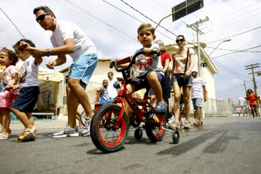 Salvador, Bahia / Brezilya - 21 Eylül 2014: Rio Vermelho, Salvador 'da bisiklet sürerken çocuklar görüldü