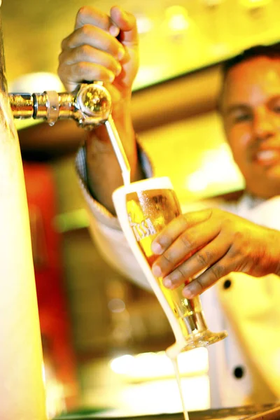 Salvador Bahia Brasil Outubro 2014 Pessoas Que Removem Cerveja Uma — Fotografia de Stock