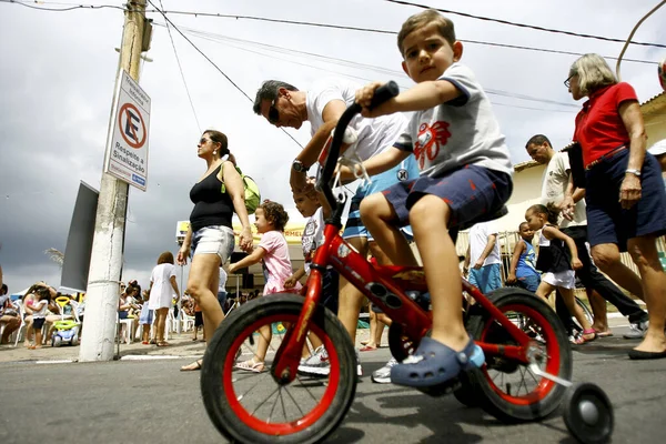 Salvador, Bahia / Brezilya - 21 Eylül 2014: Rio Vermelho, Salvador 'da bisiklet sürerken çocuklar görüldü