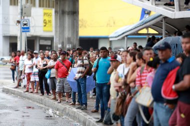 Lauro de freitas, Bahia / Brezilya - 15 Nisan 2015: Salvador şehrinde şoförlerin grevi nedeniyle otobüsleri bekleyen toplu taşıma yolcuları görülüyor