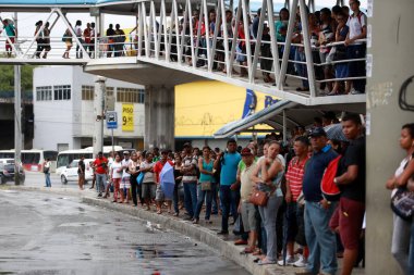 Lauro de freitas, Bahia / Brezilya - 15 Nisan 2015: Salvador şehrinde şoförlerin grevi nedeniyle otobüsleri bekleyen toplu taşıma yolcuları görülüyor