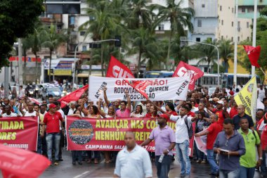 Salvador, Bahia / Brezilya - 18 Mayıs 2017: Salvador kentindeki toplu taşımacılıkta ücret iyileştirmeleri ve çalışma koşulları için yol işçilerinin gösterimi