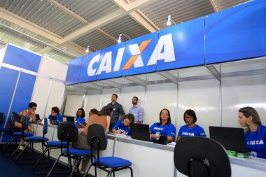 Salvador, Bahia / Brezilya - 17 Eylül 2016: Salvador 'daki Unique Eventos' ta gerçekleşen Salao Imobiliario da Bahia sırasında Banco Caixa Economica Federal 'da görevli. * * * Yerel altyazı * *