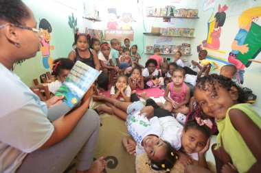 Salvador, Bahia / Brezilya - 13 Aralık 2017: Salvador 'un Uruguay mahallesindeki Espao Kültür Alagados' taki bir Afrika Mutfak Atölyesi 'nde insanlar görüldü.. 