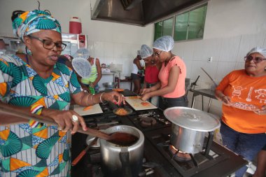 Salvador, Bahia / Brezilya - 13 Aralık 2017: Salvador 'un Uruguay mahallesindeki Espao Kültür Alagados' taki bir Afrika Mutfak Atölyesi 'nde insanlar görüldü.. 