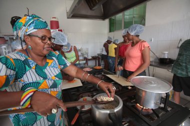 Salvador, Bahia / Brezilya - 13 Aralık 2017: Salvador 'un Uruguay mahallesindeki Espao Kültür Alagados' taki bir Afrika Mutfak Atölyesi 'nde insanlar görüldü.. 