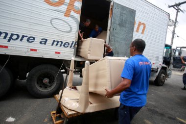 Salvador, Bahia / Brezilya - 13 Mayıs 2015: Taşıyıcı şirketinin çalışanları Salvador şehrinde müşteri değiştirmek için nesneler düzenlerken görüldü. * * * Yerel altyazı * *