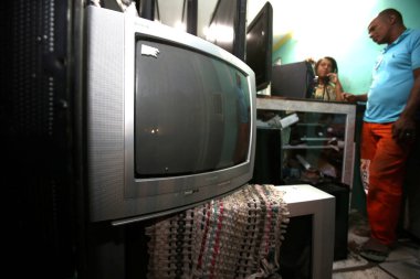 Salvador, bahia / brrazil - Eylül 28, 2017: Salvador şehrindeki Pau da Lima mahallesinde bu ekipmanların tamir edilmesi konusunda uzmanlaşmış elektronik cihazlarda analog televizyonlar görülmektedir. * * * Yerel altyazı * *