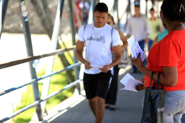 Salvador Bahia Brazil November 2015 Person Seen Distributing Advertising Leaflets — Stock Photo, Image